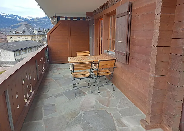 Minutes Walk From Center - Great *